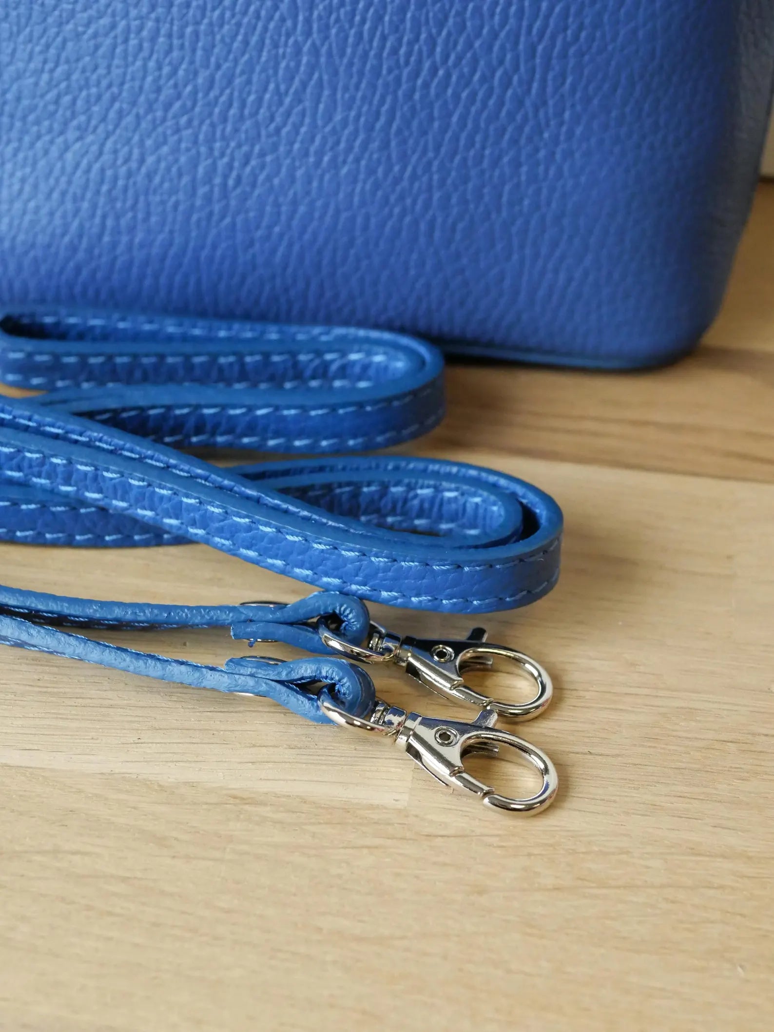 Lille Håndtaske i Struktureret Læder — Electric Blue