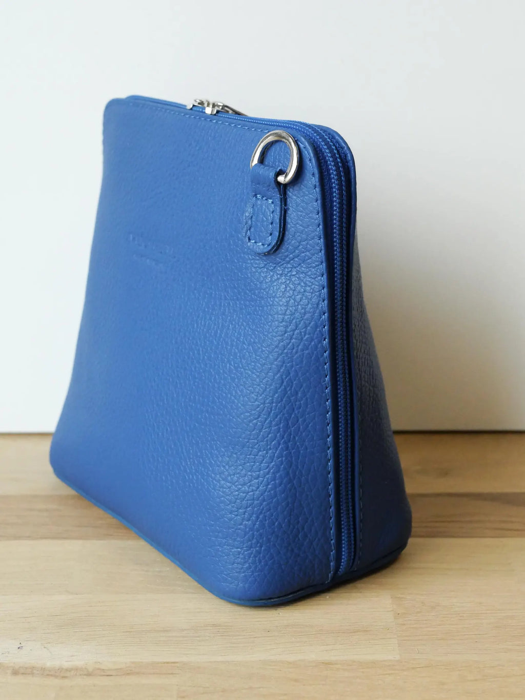 Lille Håndtaske i Struktureret Læder — Electric Blue