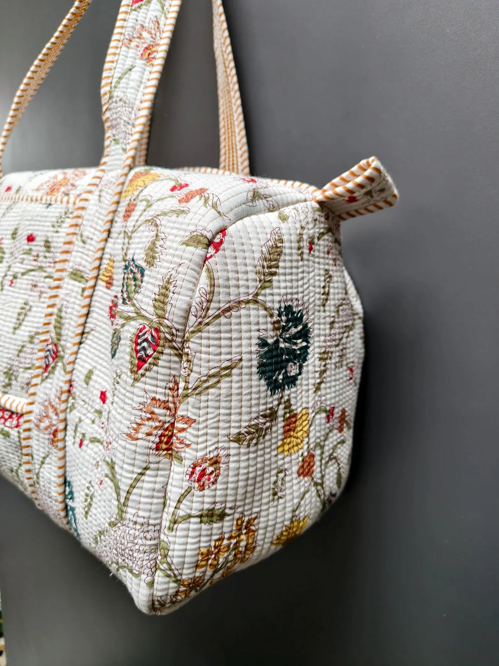 Quiltet Bomuldsduffeltaske med Blomsterprint — Elfenben