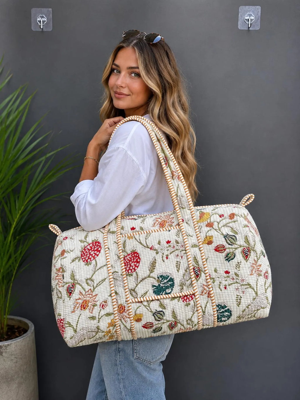 Quiltet Bomuldsduffeltaske med Blomsterprint — Elfenben