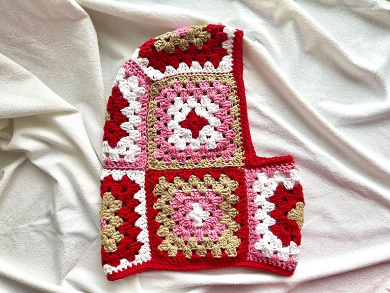Granny square balaclava i rød, hvid, lyserød og brun